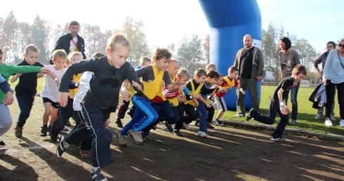 W zaciętej rywalizacji dopingowali młodych biegaczy rodzice i nauczyciele