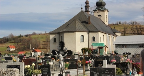 Istebniański cmentarz rozciąga się wokół parafialnego kościoła Dobrego Pasterza