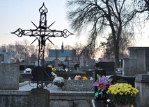 Widok z cmentarza na kościół parafialny pw. Matki Bożej Różańcowej