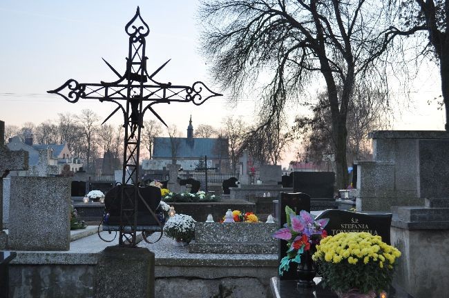 Widok z cmentarza na kościół parafialny pw. Matki Bożej Różańcowej