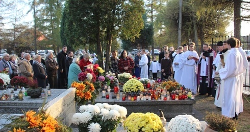 Modlitwa nad grobem andrychowskich proboszczów