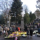 Cmentarne wzgórze w Mławie wypełnione ludźmi we Wszystkich Świętych