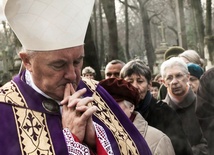 Wszyscy Święci na cmentarzach