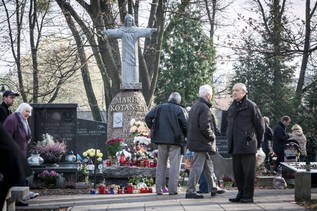 Wszyscy Święci na stołecznych nekropoliach