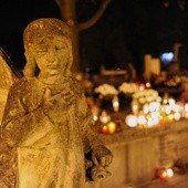 Zabytkowe nagrobki nakłaniają do refleksji o zmartwychwstaniu