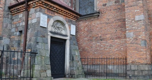 Wejście do krypty biskupów płockich znajduje się z tyłu katedry