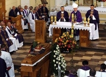 Obrzędom pogrzebowym ks. Marka Piotrowskiego w kościele Świętego Krzyża w Pułtusku przewodniczył bp Piotr Libera