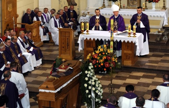 Obrzędom pogrzebowym ks. Marka Piotrowskiego w kościele Świętego Krzyża w Pułtusku przewodniczył bp Piotr Libera
