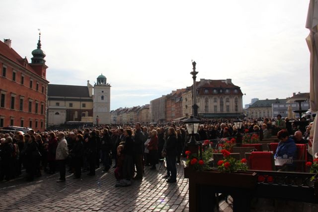 Pogrzeb premiera - przed katedrą