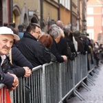 Pogrzeb premiera - przed katedrą