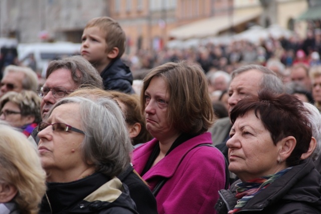 Pogrzeb premiera - przed katedrą