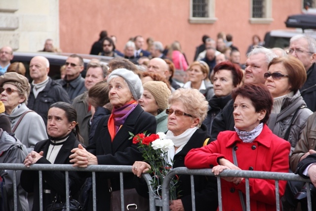 Pogrzeb premiera - przed katedrą