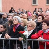 Pogrzeb premiera - przed katedrą