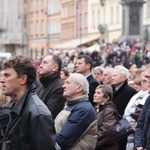 Pogrzeb premiera - przed katedrą