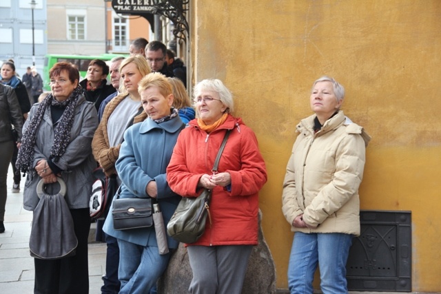 Pogrzeb premiera - przed katedrą