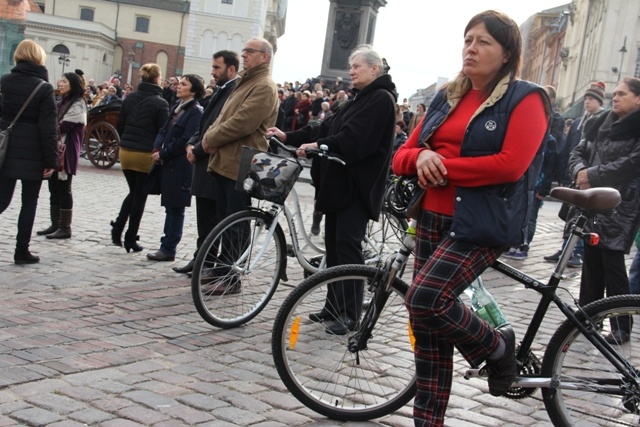 Pogrzeb premiera - przed katedrą