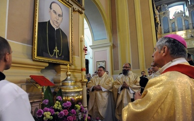 W kościele w Jedlińsku nad chrzcielnicą wisi portret sługi Bożego bp. Piotra Gołębiowskiego