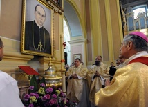 W kościele w Jedlińsku nad chrzcielnicą wisi portret sługi Bożego bp. Piotra Gołębiowskiego