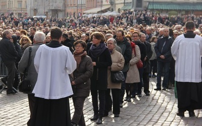 Pogrzeb premiera - przed katedrą