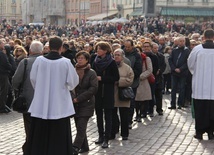 Pogrzeb premiera - przed katedrą