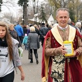 Radny Sławomir Adamiec z Bractwa Kurkowego im. św. Sebastiana w Radomiu kwestował na cmentarzu przy ul. Limanowskiego