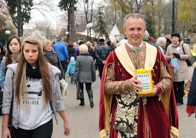 Radny Sławomir Adamiec z Bractwa Kurkowego im. św. Sebastiana w Radomiu kwestował na cmentarzu przy ul. Limanowskiego