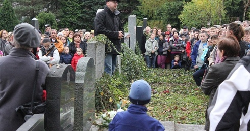 Lekcja na cmentarzu żydowskim