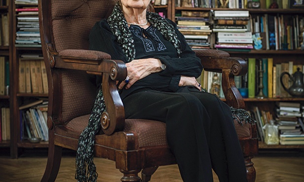 Julia Hartwig  Ur. 14 sierpnia 1921 r. w Lublinie. Wybitna polska poetka, eseistka i tłumaczka literatury pięknej. Studiowała polonistykę i romanistykę na Uniwersytecie Warszawskim i Katolickim Uniwersytecie Lubelskim. Mieszka w Warszawie.