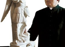  Ks. Ireneusz Tatura z pielgrzymki do Gargano przywiózł kopię figury św. Michała Archanioła. Obecnie znajduje się ona w kościelnej zakrystii. Wizerunek, który peregrynuje po Polsce, ma złotą koronę. Zgodnie ze zwyczajem, nakłada ją na głowę świętego proboszcz parafii, która jest nawiedzana