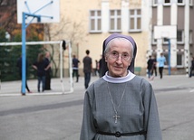  Siostra Benwenuta, świadek grabieży z 1962 roku, na dziedzińcu Zespołu Szkół Urszulańskich w Rybniku