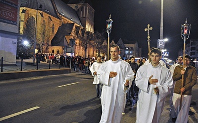  Koszalin. Ponad 300 osób ze świecami lub pochodniami w ręku przeszło ulicami miasta z katedry do kościoła  oo. franciszkanów. Niesiono osiem relikwiarzy