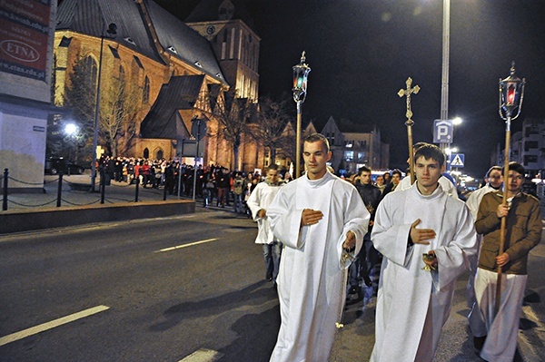  Koszalin. Ponad 300 osób ze świecami lub pochodniami w ręku przeszło ulicami miasta z katedry do kościoła  oo. franciszkanów. Niesiono osiem relikwiarzy