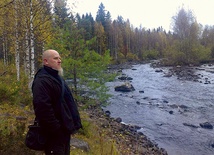 Dariusz Dembiński pochodzi z okolic Świebodzic. Przez kilka miesięcy w roku przebywa w Finlandii, na dalekiej północy. Jest jednym z setek tysięcy Polaków, którzy – by godnie żyć – musieli szukać zatrudnienia poza ojczyzną 