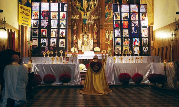 Podczas Nocy Świętych zebrani adorowali Jezusa Eucharystycznego i prosili Go o świętość dla siebie