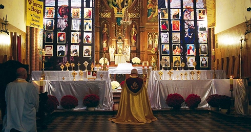 Podczas Nocy Świętych zebrani adorowali Jezusa Eucharystycznego i prosili Go o świętość dla siebie