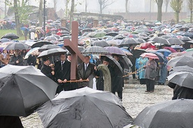 Wierni modlili się w strugach deszczu