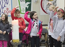 „Taki duży, taki mały może świętym być” – przekonywali się młodzi z bielskiej parafii