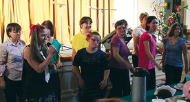 Wokalistka Martyna Pasierbek razem z uczestniczkami zajęć w „Porcie”