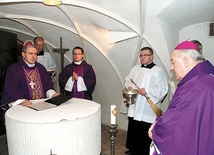 W kryptach bazyliki modlono się za zmarłych biskupów i kapłanów