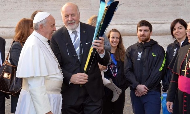 Papież zapalił pochodnię uniwersjady