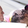 Papież przytulił człowieka o zdeformowanej twarzy