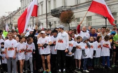 Pobiegli z flagą 