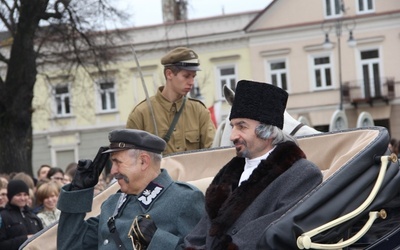 W Radomiu gościli i wygłosili krótkie przemówienia naczelnik Józef Piłsudski (Adam Wasilewski) i Ignacy Paderewski (Rafał Błędowski)