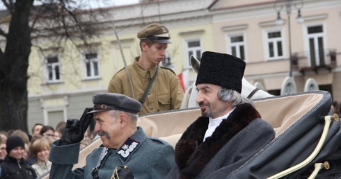 W Radomiu gościli i wygłosili krótkie przemówienia naczelnik Józef Piłsudski (Adam Wasilewski) i Ignacy Paderewski (Rafał Błędowski)