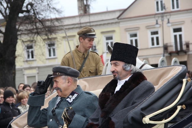 W Radomiu gościli i wygłosili krótkie przemówienia naczelnik Józef Piłsudski (Adam Wasilewski) i Ignacy Paderewski (Rafał Błędowski)