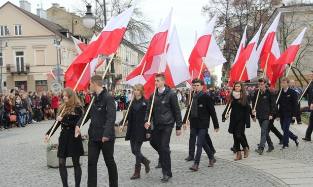 Uczniowie nieśli kilkadziesiąt flag