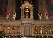 Figury świętych i błogosławionych związanych z diecezją płocką w ołtarzu głównym w absydzie bazyliki katedralnej w Płocku