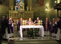 W przeddzień rocznicy poświęcenia bazyliki katedralnej bp Roman Marcinkowski przewodniczył Mszy św. w intencji zmarłych biskupów i kanoników Kapituły Katedralnej Płockiej