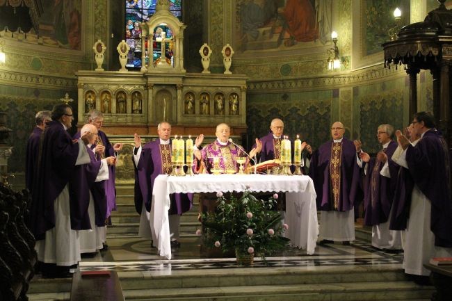 W przeddzień rocznicy poświęcenia bazyliki katedralnej bp Roman Marcinkowski przewodniczył Mszy św. w intencji zmarłych biskupów i kanoników Kapituły Katedralnej Płockiej