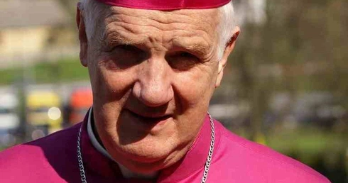 Walczą z Kościołem, więc uderzają w biskupów